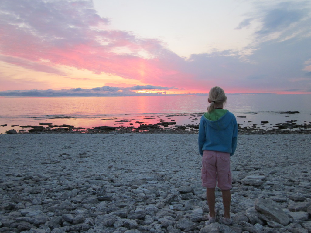 Wilma blickar ut över havet